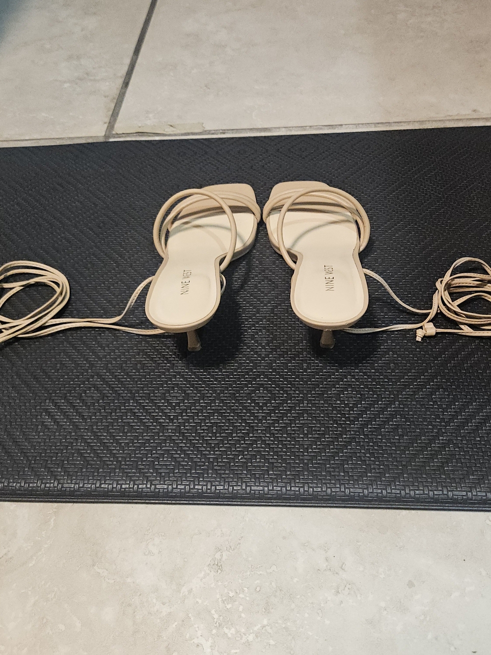 👡 Nine West Strappy Ankle Wrap Kitten Heel Sandals in Nude Size 9 - Picture 5 of 6